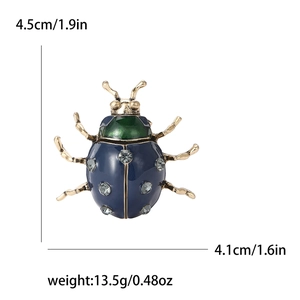 Broche coccinelle en émail bleu et vert avec dimensions 4,5 cm x 4,1 cm et poids 13,5 g