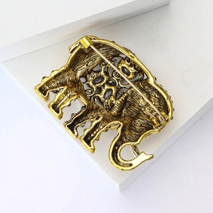 Detail van de vintage gouden olifant broche achterkant met veilige speldsluiting