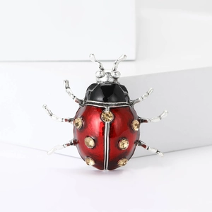 Broche coccinelle tendance avec émail rouge et cristaux de champagne sur alliage argenté