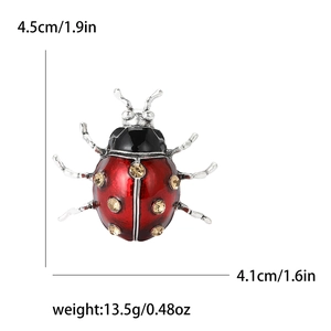 Broche coccinelle tendance en émail rouge et accents dorés avec dimensions incluses