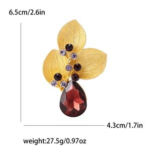 Broche rétro trois feuilles dorées mates avec strass rouge de 6,5 cm par 4,3 cm