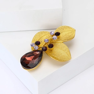 Broche vintage en or à trois feuilles avec strass violets et cristal marron en goutte