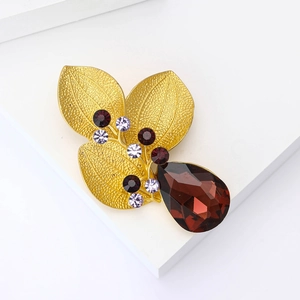 Broche vintage trois feuilles en or mat avec gemme marron et strass colorés brillants
