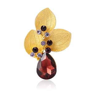 Broche vintage en or mat avec design à trois feuilles et cristal rouge en forme de goutte