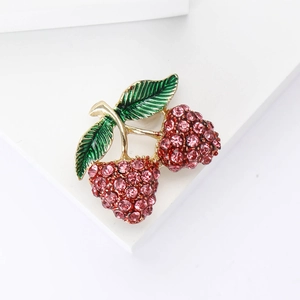 Spilla fragola chic in lega dorata con strass rosa e foglie in smalto verde