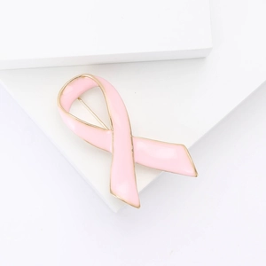 Eleganter rosa Emaille-Schleifen-Brosche mit Goldlegierung auf weißem Podest
