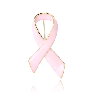 Eleganter Emaille-Brosche in Rosa mit goldfarbenem Rahmen für modische Damenbekleidung