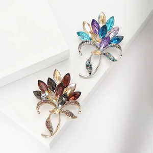 Vintage Alloy Rhinestone Flower Brooch Elegant Crystal Bouquet Pin For Women Wedding Suit Dress Jewelry Accessory