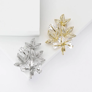 Broche Élégante en Cuivre et Zirconia Forme de Feuille pour Femmes Bijoux de Mode Haut de Gamme à Trois Feuilles Micro-incrustés