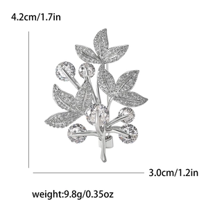 Vue détaillée d'une broche feuille en argent avec zircons, incluant tailles et poids
