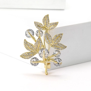 Broche luxueuse à trois feuilles dorées avec micro-zircons et pierres rondes