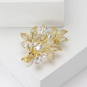 Élégante broche à trois feuilles plaquée or avec zircons micro-pave pour femme