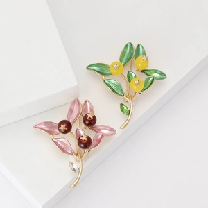 Broche en Alliage Émaillé Fruit Sauvage Plaqué Or Forme de Baie et Feuille Avec Cristal Bijoux pour Femmes Costume Cardigan