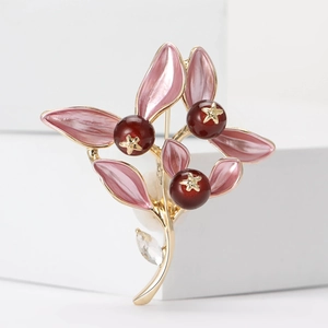 Broche branche dorée avec feuilles en émail rose, baies rouges et une grande perle blanche