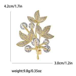 Broche élégante feuille dorée avec zircons et perles, dimensions 4,2cm par 3,0cm