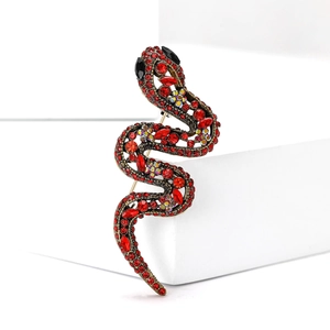 Broche serpent plaquée or exquise avec strass rouges et yeux en pierres précieuses noires