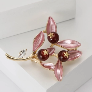 Élégante broche feuille en émail doré avec perles de baies rouges et cristal