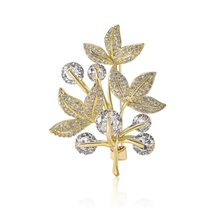 Broche élégante en forme de feuille dorée avec oxydes de zirconium et cristaux ronds