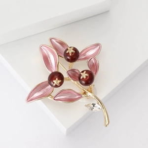 Élégante broche en alliage doré avec émail de baies sauvages et détails en cristal