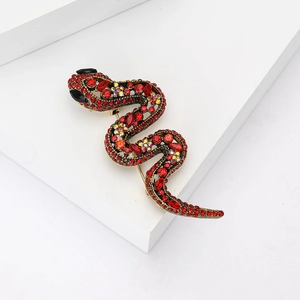 Broche serpent exquise sertie de strass rouges sur alliage doré vintage pour femme