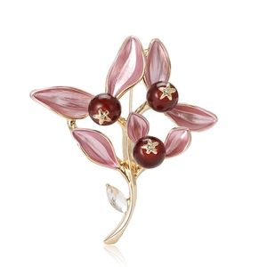 Broche branche en émail doré avec feuilles roses et baies rouges pour vêtements femme