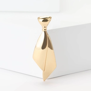 Élégante broche en alliage en forme de cravate dorée polie pour costumes de femmes