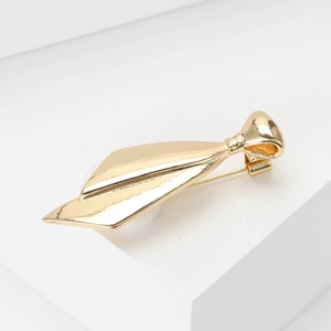 Broche élégante en alliage doré en forme de cravate avec finition polie brillante