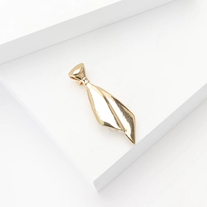 Broche élégante en forme de cravate dorée avec finition polie pour tailleur femme