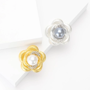Élégante Broche Camélia en Alliage Avec Künstliche Perle d'Imitation Strass Incrustés Texture en Métal Brossé Accessoires de Décoration Femme
