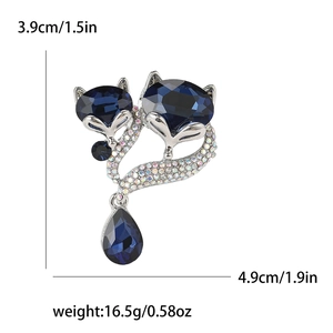 Détail d'une broche renard argentée avec pierres bleues et zircons, dimensions 3,9cm x 4,9cm