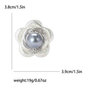 Vue détaillée d'une broche fleur avec perle grise et dimensions 3,8 cm x 3,9 cm