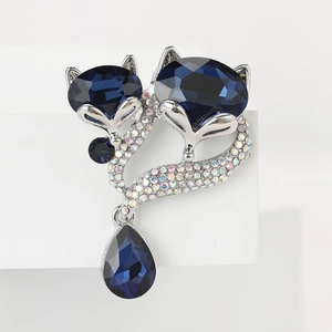 Vue macro de la broche renard argentée avec tête en cristal bleu et strass multicolores