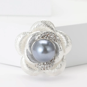 Vue détaillée de la broche fleur argentée avec perle grise et accents de zircons fins