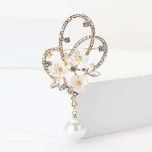 Broche élégante dorée avec fleurs de prunier et papillon en perles et strass