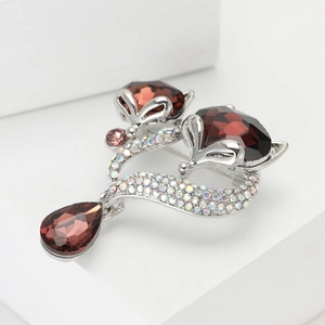 Broche renard élégante avec cristaux rouge foncé et strass sur fond de pierre blanche