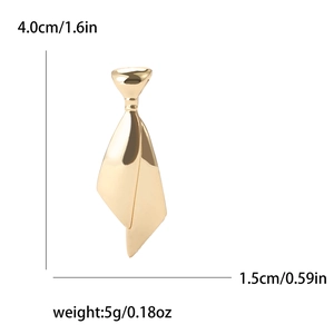 Élégante broche dorée en forme de cravate pour femme avec finition brillante et dimensions