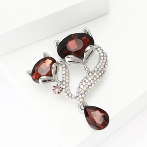 Broche renard élégante avec cristaux rouge foncé et strass blancs sur base argent