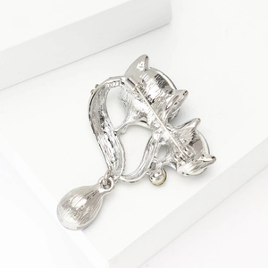 Vue détaillée de l'arrière d'une broche renard argentée avec épingle de sûreté et pendentif