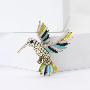 Broche colibri tendance en alliage doré avec ailes en émail coloré et cristaux brillants