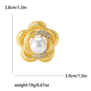 Élégante broche fleur dorée avec perle blanche et strass, taille 3,8 x 3,9 cm