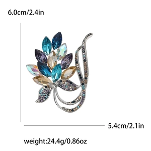 Détails de la broche bouquet orchidée avec cristaux bleus, mesurant 6,0 cm sur 5,4 cm