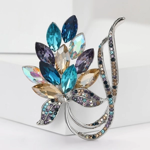 Détail d'une broche florale élégante avec cristaux marquises multicolores et alliage d'argent