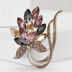 Broche élégante en forme de bouquet floral avec cristaux multicolores sur socle blanc
