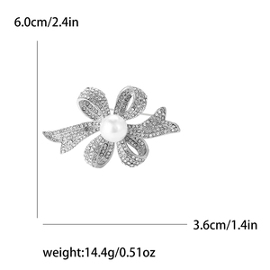 Vue détaillée de la broche ruban avec strass et grande perle, taille 6,0x3,6 cm