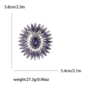 Dettaglio macro della spilla a girasole in cristallo viola con misure 5,8 cm e 5,4 cm