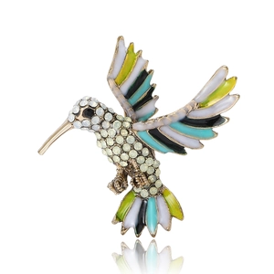 Broche colibri chic en alliage doré avec ailes en émail coloré et corps serti de strass