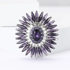 Vista macro di una spilla a girasole vintage con cristalli viola e lega d'argento placcata