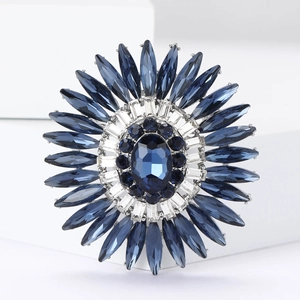 Dettaglio di spilla a girasole con cristalli blu scuro e strass su montatura argento