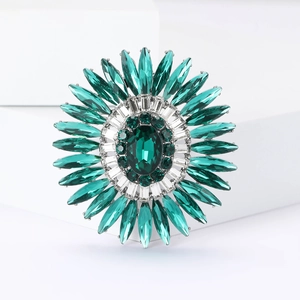 Dettaglio della spilla a girasole in cristallo smeraldo con base in lega d'argento lucida