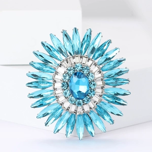 Dettaglio macro della spilla a girasole blu scintillante con strass di cristallo
